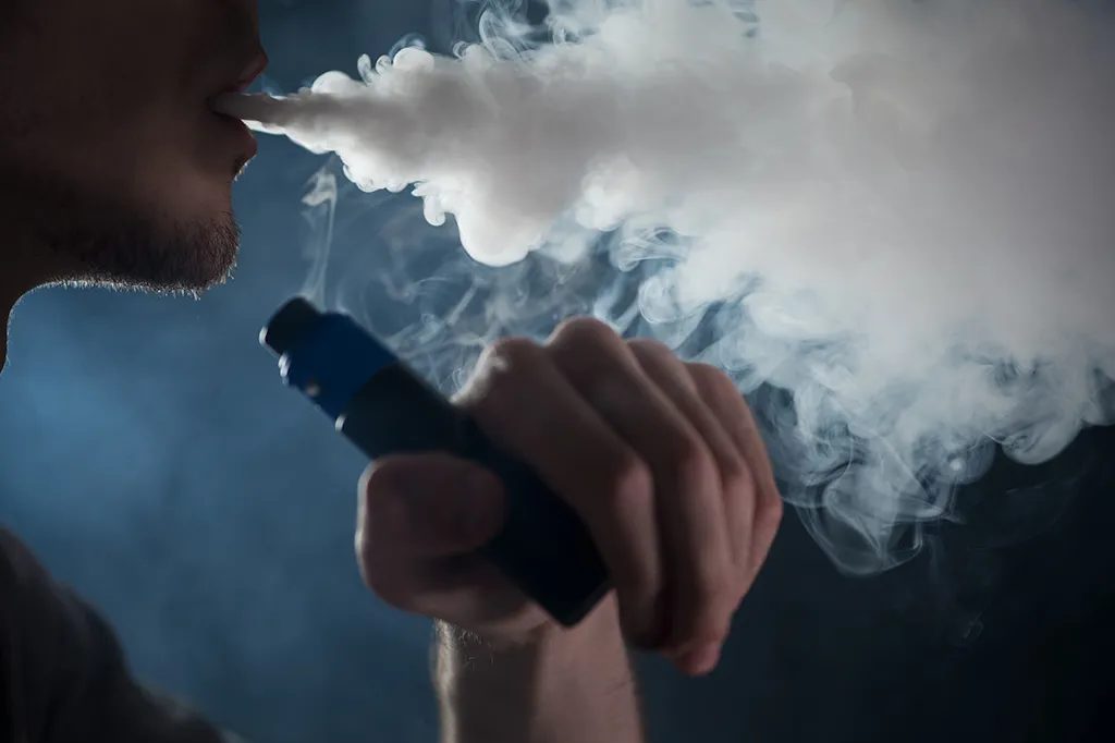 Estudo aponta que vape pode causar danos pulmonares piores do que o cigarro comum
