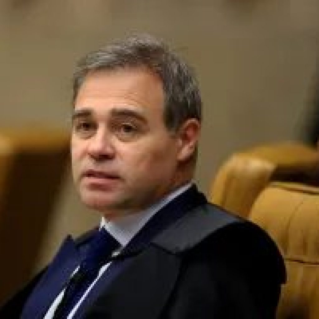Mendonça diz que Lula e Flávio podem abrir sigilos sem autorização do TSE