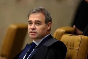 Mendonça decide que Lula e Flávio podem abrir sigilos sem aval do TSE