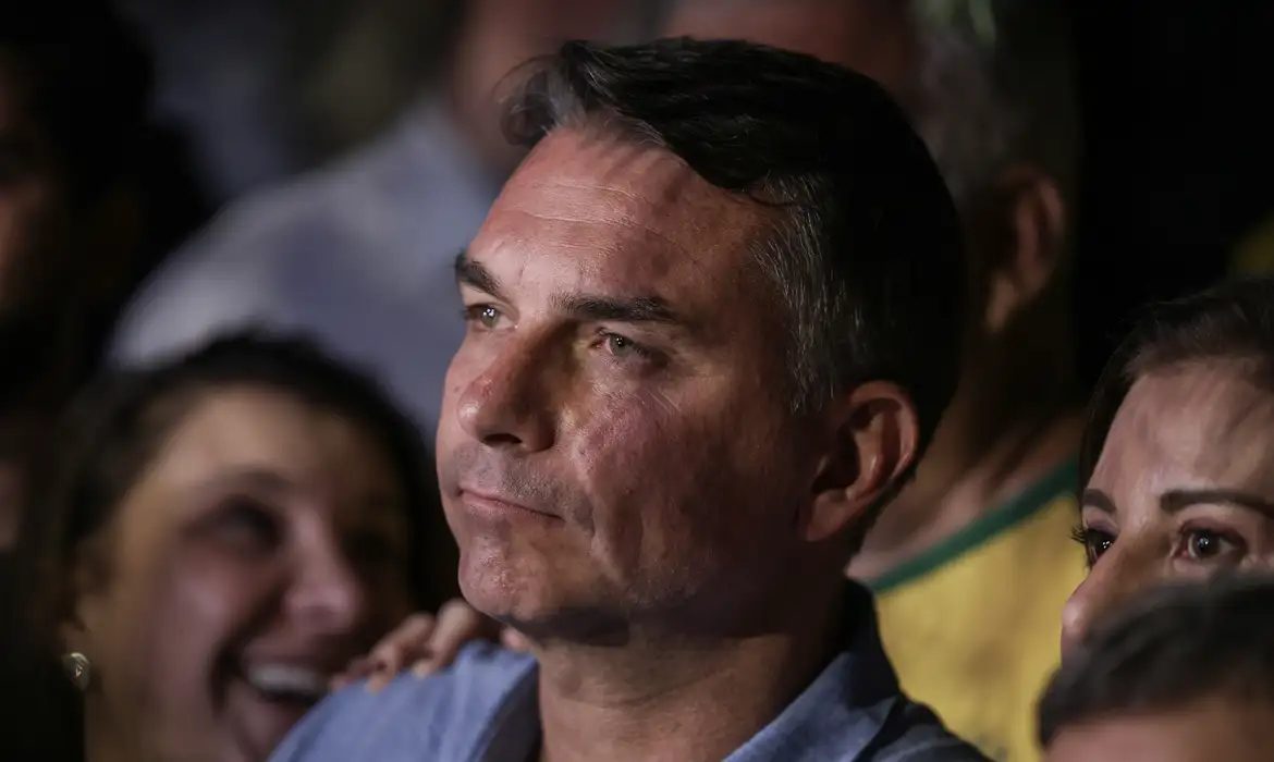 André Mendonça multa Flávio Bolsonaro por impulsionamento irregular contra Lula