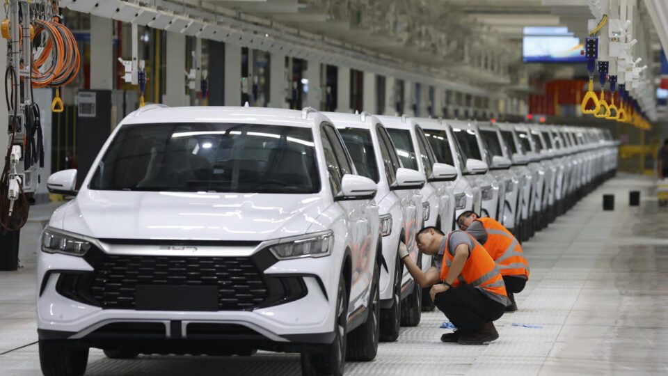 Avanço do modelo da BYD ameaça vagas no setor automotivo, alerta Stellantis