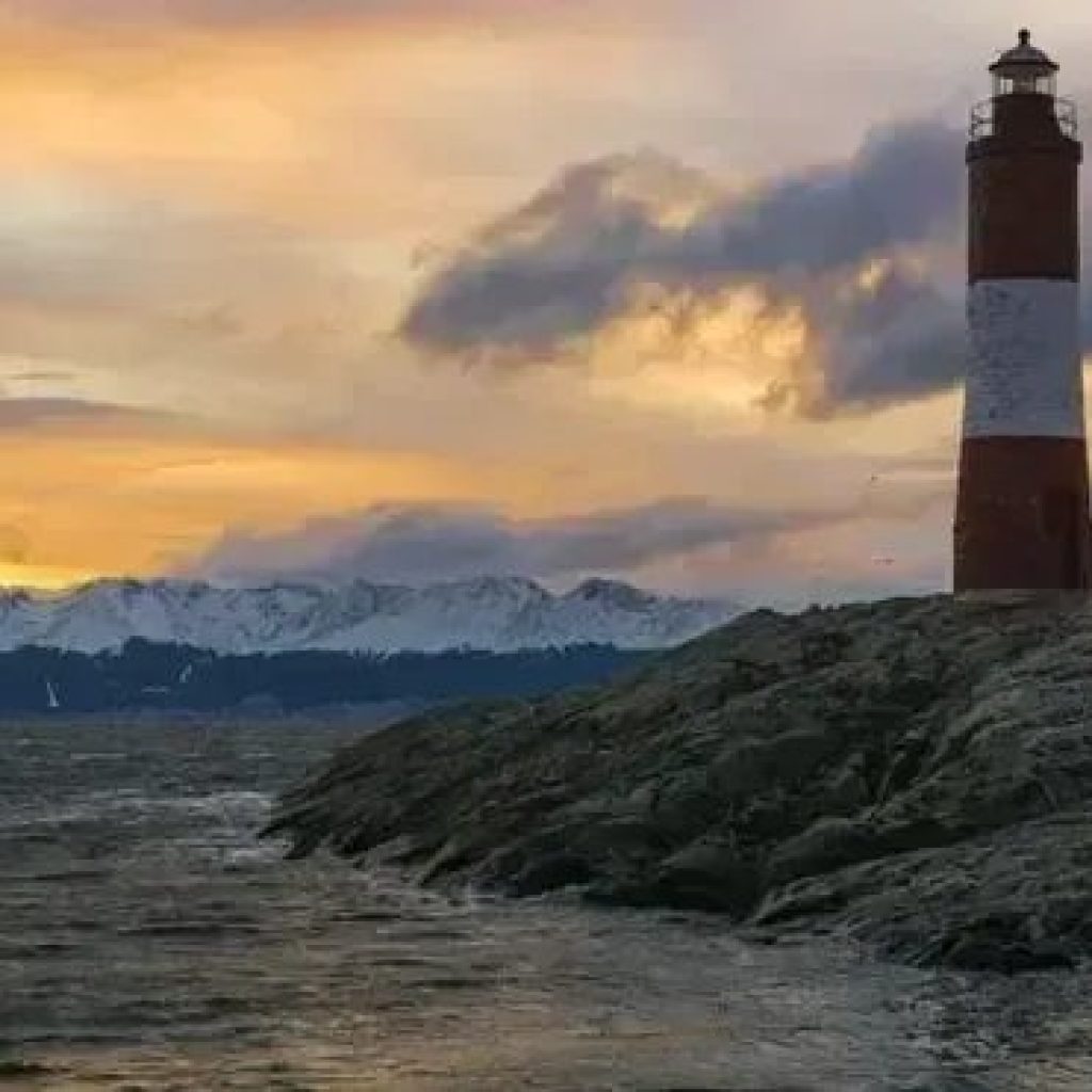 Mulher se muda para farol desativado na Noruega e monitora baleias solitárias
