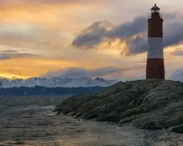 Mulher se muda para farol desativado na Noruega e monitora baleias solitárias