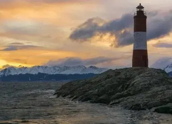 Mulher se muda para farol desativado na Noruega e monitora baleias solitárias