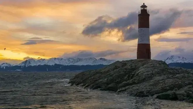 Mulher troca vida urbana por farol desativado na Noruega para monitorar baleias