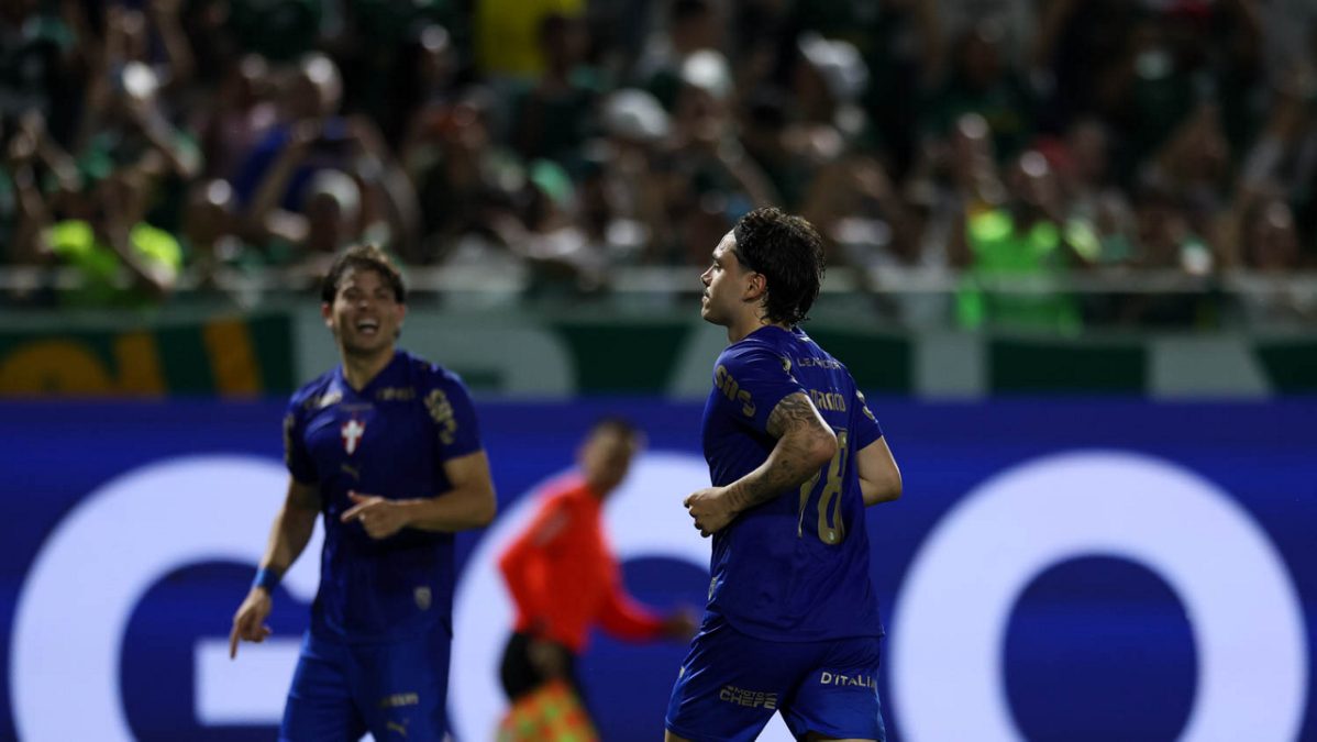 Palmeiras vence o Bragantino por 2 a 0 e assume a liderança do Brasileirão