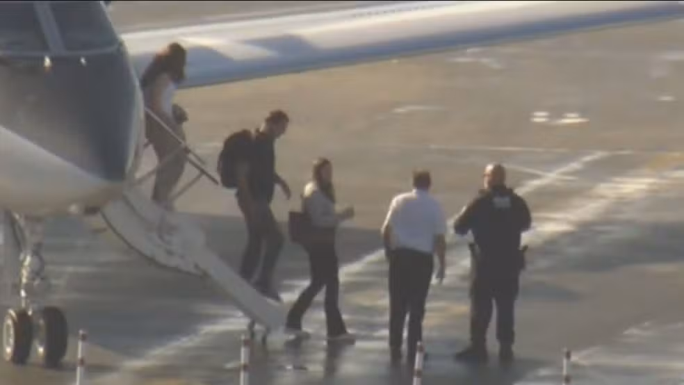 Flávio Bolsonaro desembarcou em Miami acompanhado da esposa e das duas filhas - Foto: Eva Marie Uzcategui/Reuters