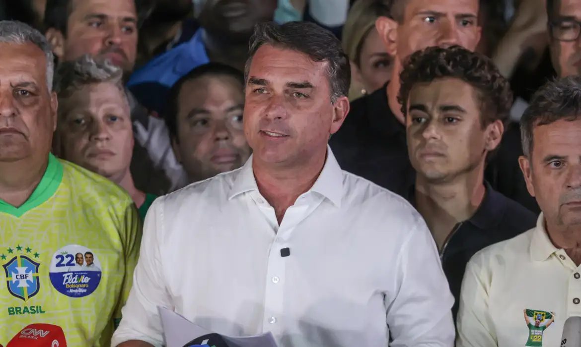 PF apura se Flávio Bolsonaro tentou ir aos EUA pela Argentina