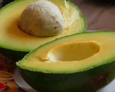 Por que o abacate escurece logo depois de cortado? Saiba como evitar