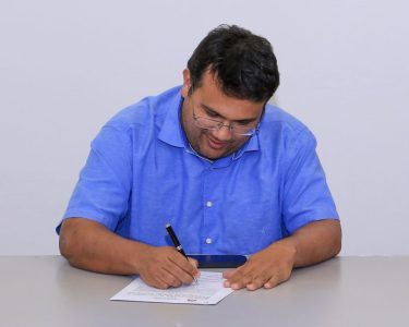Prefeito sanciona lei que dá nome de Orozimbo Decenzo a anfiteatro em Corumbá