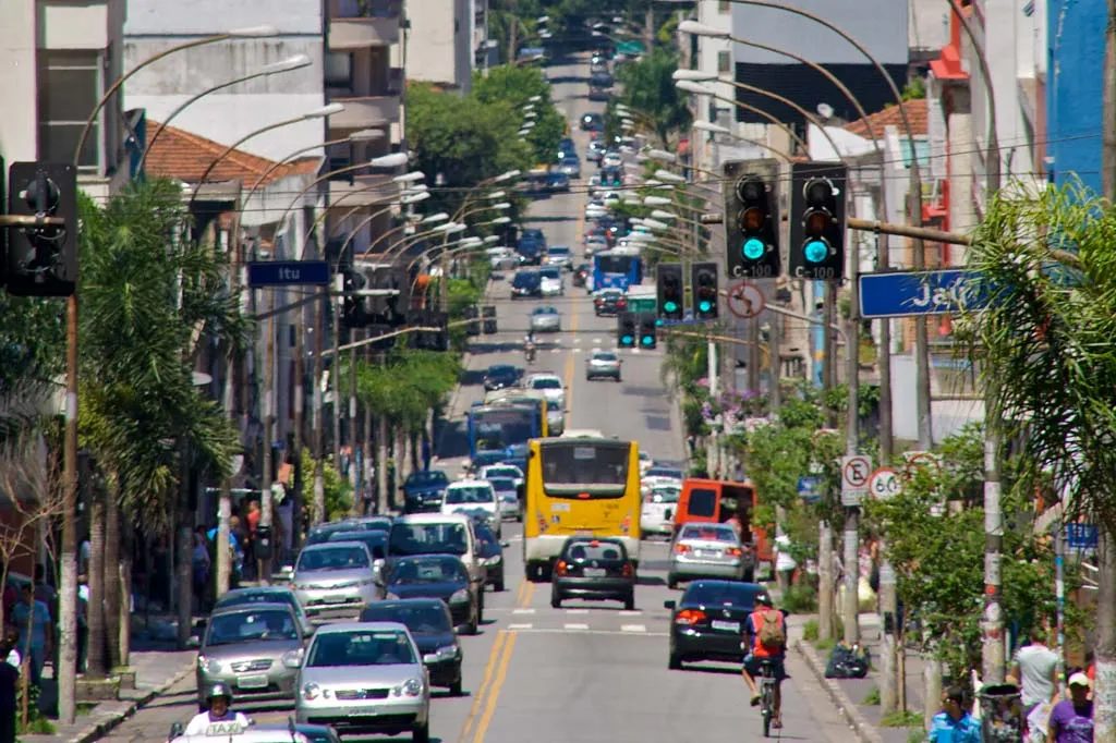 Qual a diferença entre rua e avenida no planejamento urbano