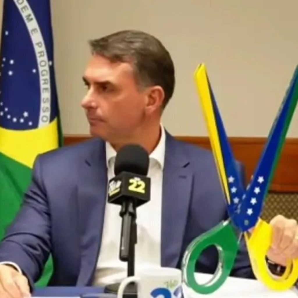 Sem debate na Globo, Flávio Bolsonaro faz ‘live-comício’ com aliados e critica Poder Judiciário