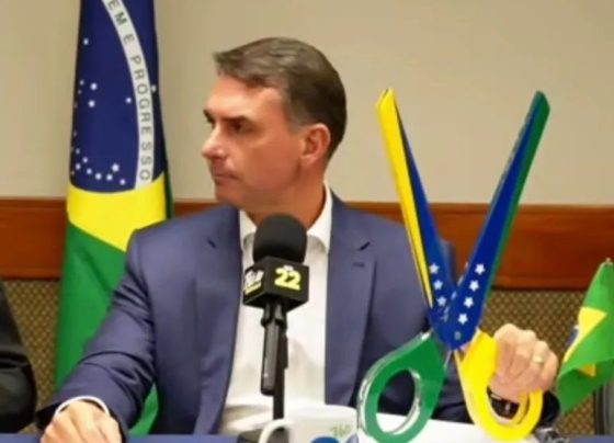 Sem debate na Globo, Flávio Bolsonaro faz ‘live-comício’ com aliados e critica Poder Judiciário