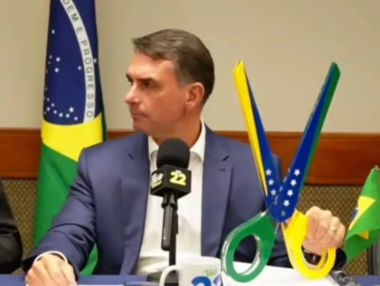 Flávio Bolsonaro usa cancelamento de debate para criticar o judiciário