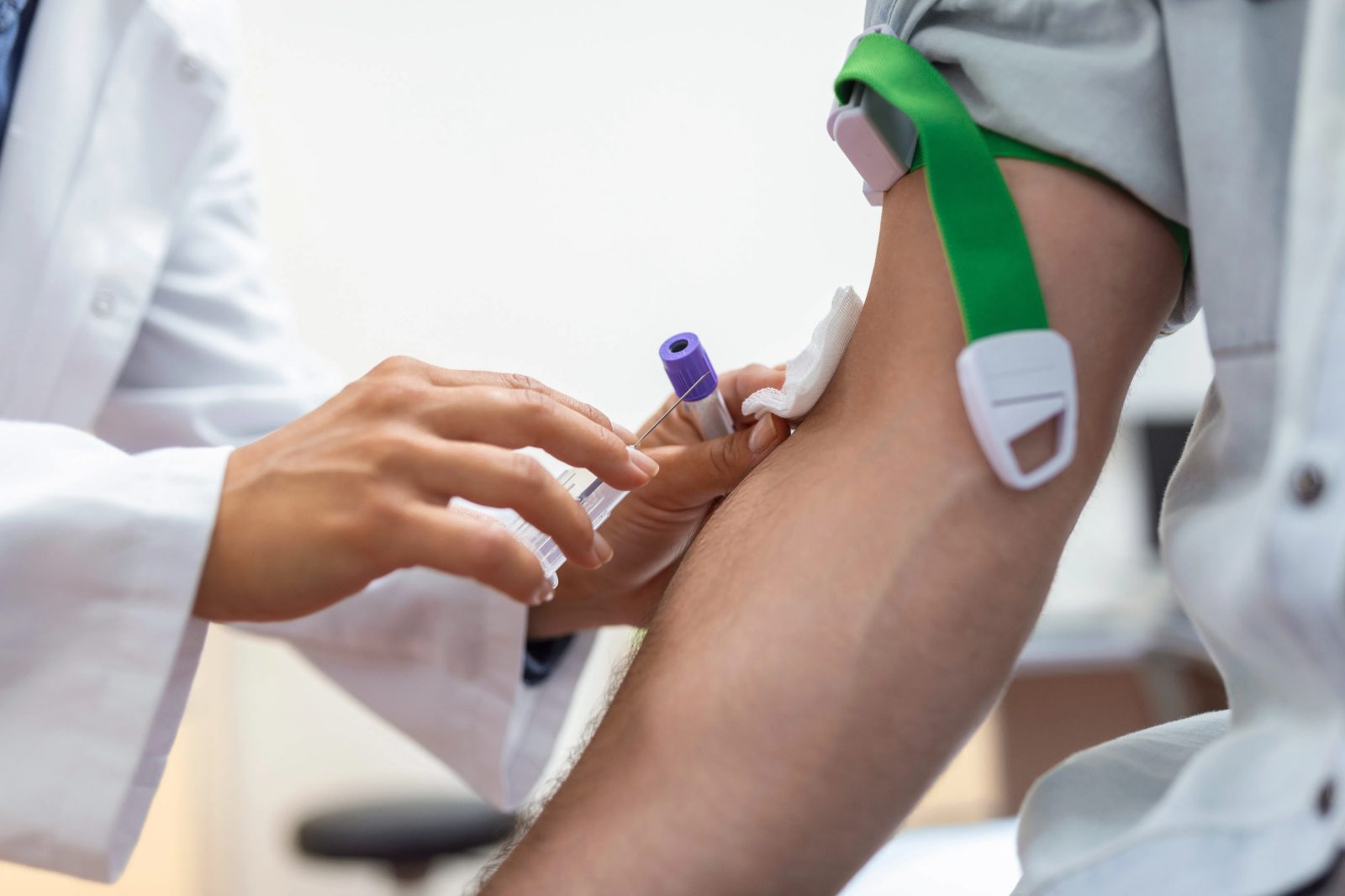 Sorologia: entenda para que serve o exame de sangue e quando fazê-lo