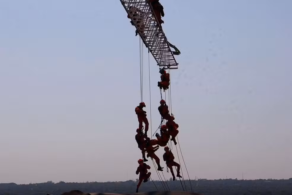 Bombeiros fazem treinamento inédito para resgates a 100 metros em MS