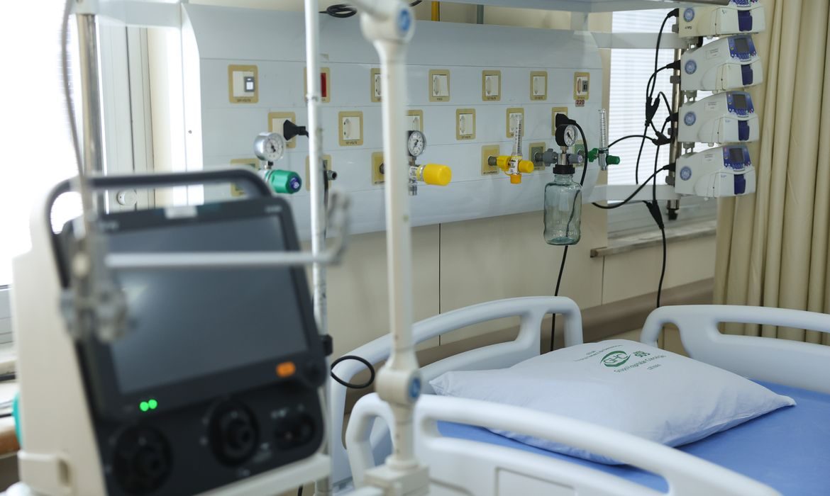 Médicos apontam abismo de qualidade entre UTIs públicas e privadas no Brasil